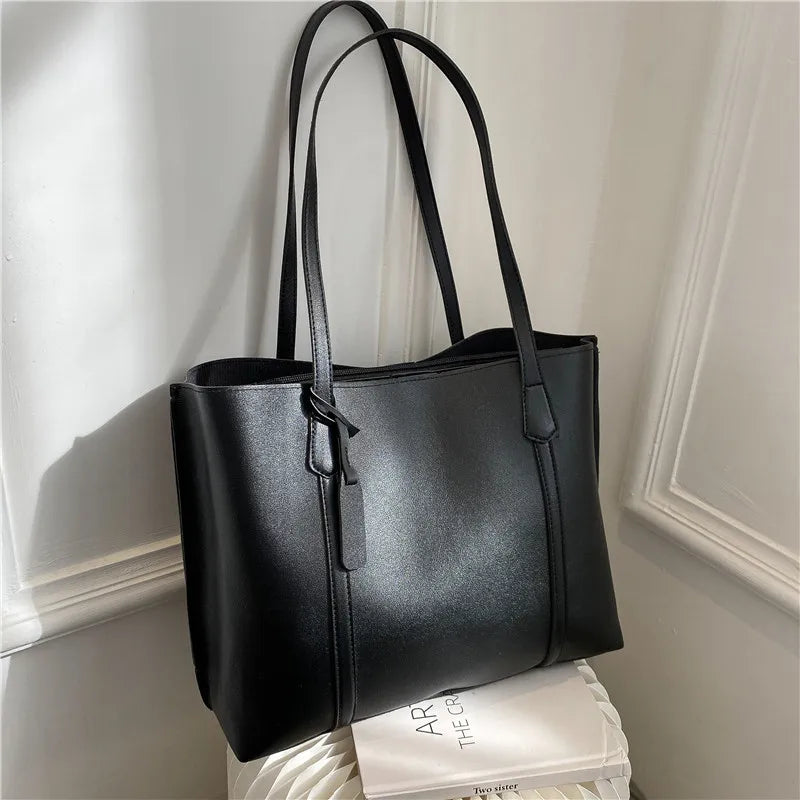 The Relaxed Everyday Tote, product photograph for the SIX7 handbag collection